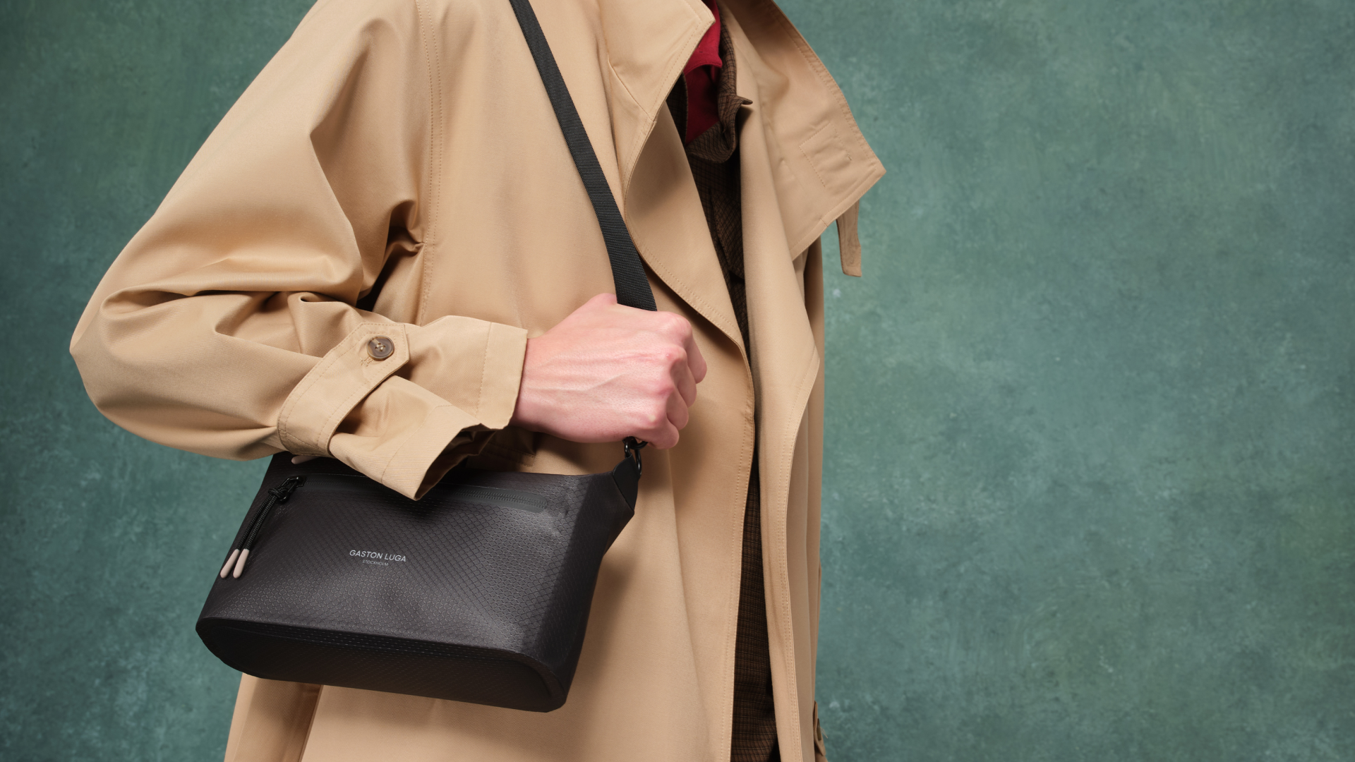 你的新標配:Lightweight Duoseal Crossbody 斜背包